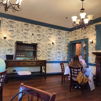 The Mount Vernon Inn Restaurant - Dining room - American Near Me - Mount Vernon, Virginia The Mount Vernon Inn Restaurant - Dining room - American Near Me - Mount Vernon, Virginia