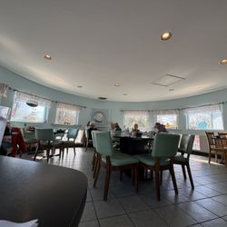 Daddy Maxwell's Diner & Cafe - Inside the igloo
