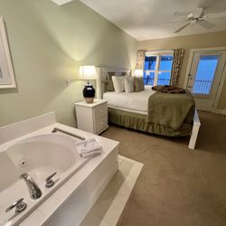 Edgewater Resort & Condominiums - Tub in the bedroom?! Who ever heard of such a thing?