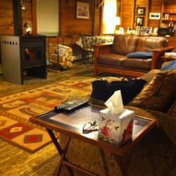 Mount Aurora Lodge - Fireplace/couch area