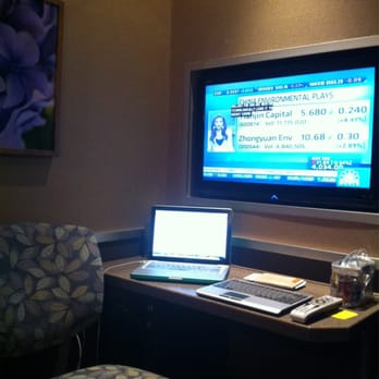 Minute Suites - A desk area in a private setting, great for a quick meeting! - Airport Lounges Near Me - Philadelphia, Pennsylvania Minute Suites - A desk area in a private setting, great for a quick meeting! - Airport Lounges Near Me - Philadelphia, Pennsylvania