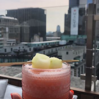 Monarch Rooftop - Frosè - Lounges Near Me - New York, New York