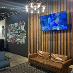 Maroon Brew - Lounge tvs