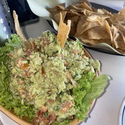 La Botana - Guac & chips.