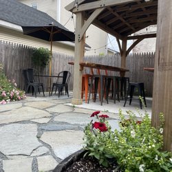 Leunes Tavern - Porch