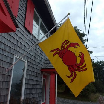 Peter Trout's Tavern and Inn - Outdoor seating ambiance - Gastropubs Near Me - Manset, Maine