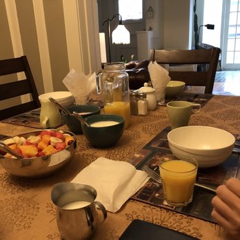 A Bed & Breakfast Between Friends - Dining table - Hotels Near Me - Vancouver, British Columbia A Bed & Breakfast Between Friends - Dining table - Hotels Near Me - Vancouver, British Columbia