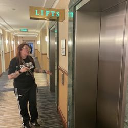 Sheraton Skyline Hotel London Heathrow - Waiting for a lift.