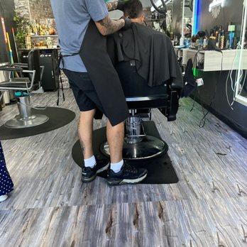 MiO’s Designs Barbershop - Salon chair - Barbers Near Me - Honolulu, Hawaii