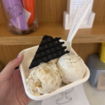 Jeni's Splendid Ice Creams - Salted Peanut Butter with Chocolate Flecks Ice Cream, Gooey Butter Cake Ice Cream, Vanilla - Ice Cream & Frozen Yogurt Near Me - Austin, Texas Jeni's Splendid Ice Creams - Salted Peanut Butter with Chocolate Flecks Ice Cream, Gooey Butter Cake Ice Cream, Vanilla - Ice Cream & Frozen Yogurt Near Me - Austin, Texas