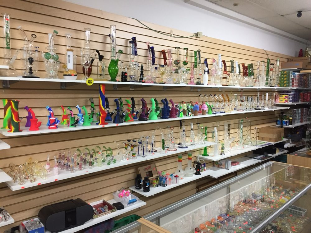 SALEM SMOKERS ZONE Updated July 2024 13 Photos 1 New London Rd