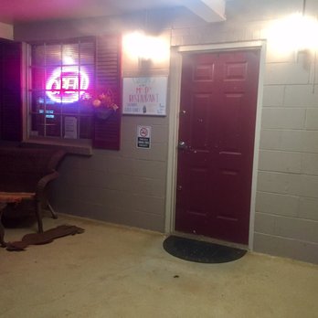 Ms D's Restaurant - the entrance to the restaurant - Burgers Near Me - Daphne, Alabama