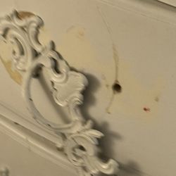Thames Inn & Marina - Broken dresser