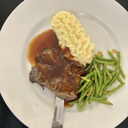 Côtes à Côtes Resto-Grill - Beef rump steak with shallots, mashed potatoes, and green beans.