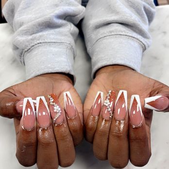 Lovely nail ♡ 💅 Bloom with every move 🌺✨ A timeless pink sparkle paired