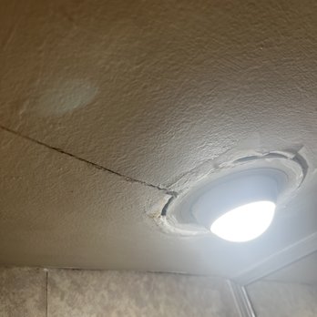 Real Inn - ceiling in bathroom - Hotels Near Me - Mexicali, BCN