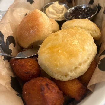 Restaurant Beatrice - Bread basket - Cajun/Creole Near Me - Dallas, Texas Restaurant Beatrice - Bread basket - Cajun/Creole Near Me - Dallas, Texas