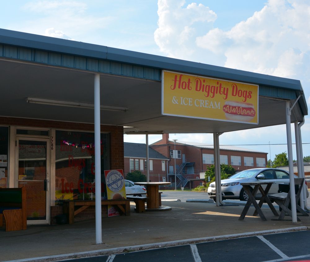 Hot Diggity Dogs and Ice Cream Logo