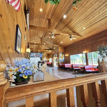 Weatherdeck - Inside- counter side eating area - Seafood Near Me - West Harwich, Massachusetts
