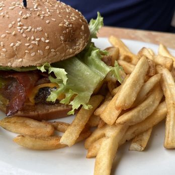 Caroline's - Huge Hambuger - American Near Me - Key West, Florida Caroline's - Huge Hambuger - American Near Me - Key West, Florida