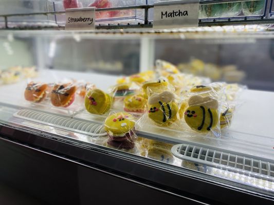 Sweet Box (Macarons, Dragon Beard Candy) by null