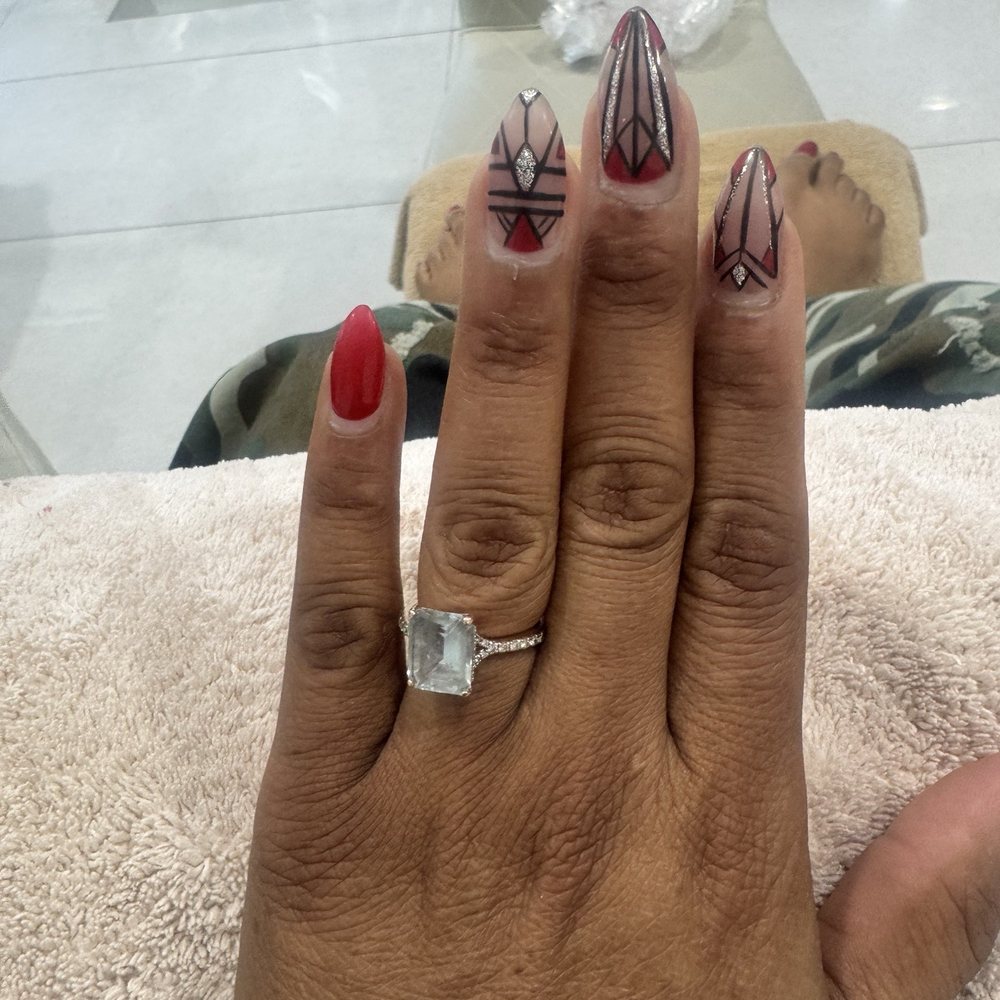 Outstanding line work! Kim nailed this art deco inspired Valentine's Day design. Outstanding line work! Kim nailed this art deco inspired Valentine's Day design.