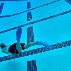 SLO Swim Center - Oh. The bubbles are following us down! 水に入って下さい（）