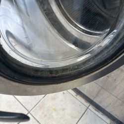 Minoes Laundromat - Very nasty laundromat, green mold, and all the washing machine you do not want to use this
