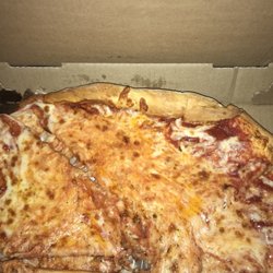 TD Alfredos Pizzeria - This is how our pizza looked when it was delivered. The cheese was sliding to one side and was all sloppy and messy.