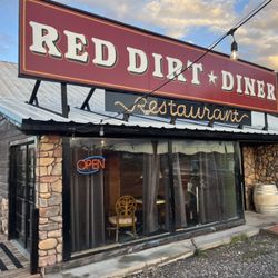 The Riverside Ranch - The Red Dirt Diner is located next to the motel. Dinner is served starting around 4 pm.