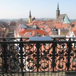 Blick nach Westen mit Rathausturm, Wasserturm und Petridom..)