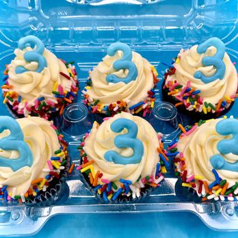 Snack Bandit Desserts - Sundae vanilla cupcakes for a birthday - Desserts Near Me - Lake View, New York Snack Bandit Desserts - Sundae vanilla cupcakes for a birthday - Desserts Near Me - Lake View, New York