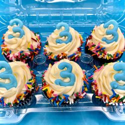 Snack Bandit Desserts - Sundae vanilla cupcakes for a birthday