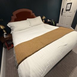 Nice and comfy bed. Room very clean. Nice and comfy bed. Room very clean.