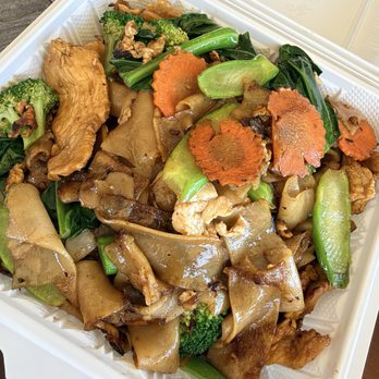 Royal Thai Cuisine - Pad See Ew - Thai Near Me - Long Beach, California