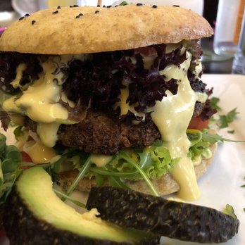 Mariposa - "Burger a la Mariposa" für 14,90 Euro (Grünkern-Nuss Bratling, Tomaten, Salat, Avodaco, Mayonaise im Dinkel Bun) - Vegan Near Me - Nuremberg, BY