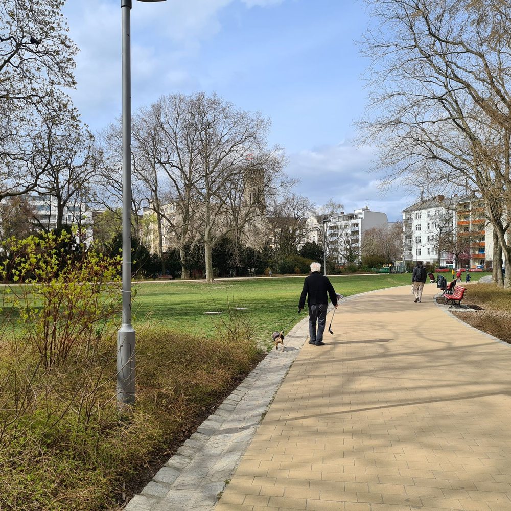 Heinrich-Lassen-Park - Having a walk. - Parks Near Me - Berlin, BE