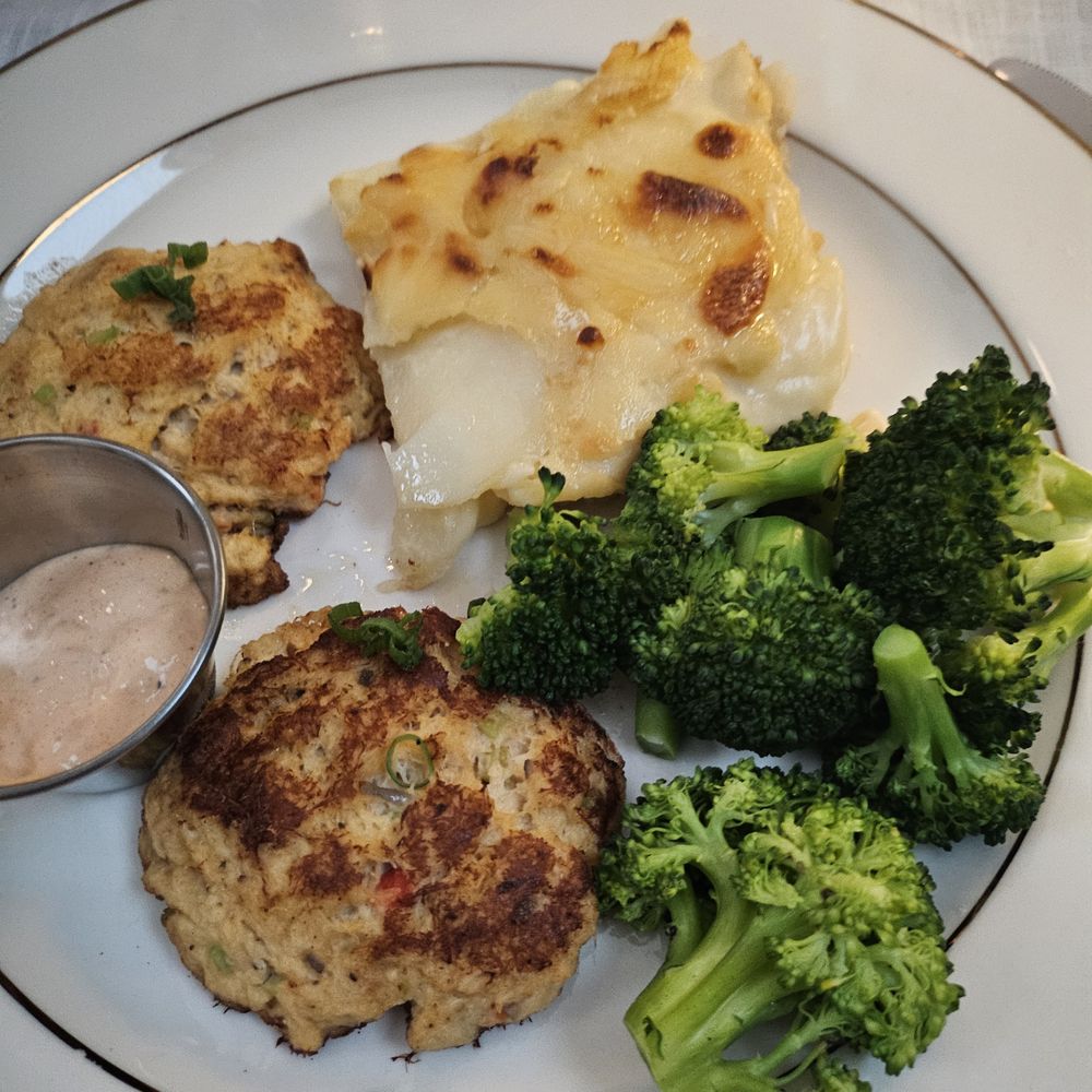 Circa 1898 - Crab Cakes with Steamed Broccoli and Potatoes au Gratin - Cocktail Bars Near Me - Lehighton, Pennsylvania Circa 1898 - Crab Cakes with Steamed Broccoli and Potatoes au Gratin - Cocktail Bars Near Me - Lehighton, Pennsylvania