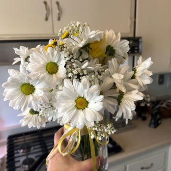 Flowers by Árvore De Luz - These flowers captured my mom's warmth, love, and sunshine PERFECTLY :-) - Florists Near Me Flowers by Árvore De Luz - These flowers captured my mom's warmth, love, and sunshine PERFECTLY :-) - Florists Near Me