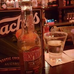 Peaches - Neben dem Despo steht der unterirdischste Martini der Welt