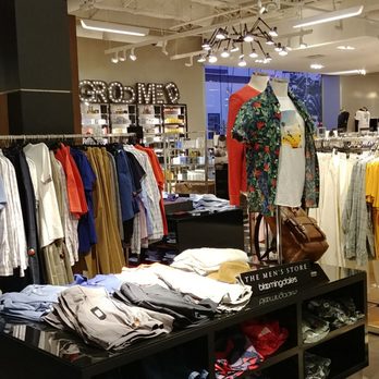 Bloomingdale's - Department Stores Near Me - Glendale, California