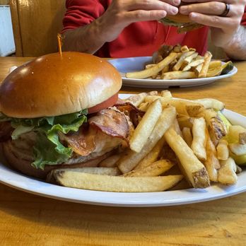 Lookout Tavern - Chicken sandwich - American Near Me - Killington, Vermont Lookout Tavern - Chicken sandwich - American Near Me - Killington, Vermont