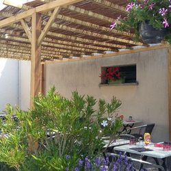 Brasserie de l'Hôtel de Ville - Terrasse privée ensoleillée et au calme pour le déjeuner .