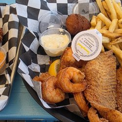 Molly's Beachside Bar & Grill - Crab cake, shrimp and fish.