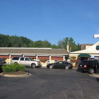 Silver Spring House Restaurant - The parking lot was filled, even on a Wednesday night. - American Near Me - Cincinnati, Ohio