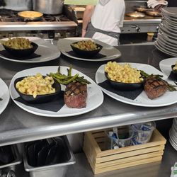 The Divide Restaurant & Lounge - 8oz Center cut sirloin with lobster mac 'n cheese