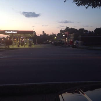 Thorntons - a gas station at dusk - Convenience Stores Near Me - Louisville, Kentucky