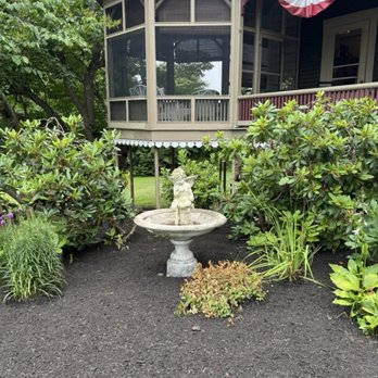 Black Swan Inn - Garden and screened in patio that overlooks the grounds. - Hotels Near Me - Tilton, New Hampshire