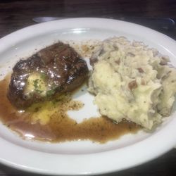 Freddie Paul's Steakhouse - 6oz sirloin with garlic mashed potatoes