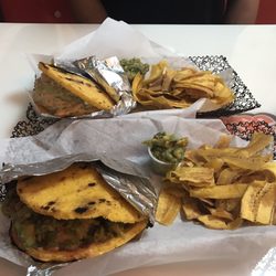 Pantojarse - Paisa arepa with plantain chips
